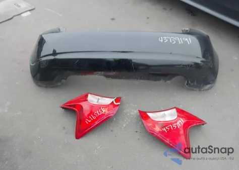 2015 Nissan Versa Note S (Sr)/S Plus/Sl/Sr/Sv z USA, uszkodzony, nr VIN 3N1CE2CP2FL417962